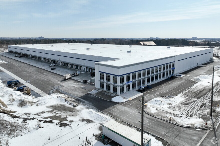 1565 Thornton Rd N, Oshawa, ON à louer - Photo de l’immeuble – Image 1 sur 5