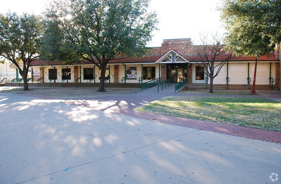 2521-2525 Rodeo Plz, Fort Worth, TX à louer - Photo principale – Image 1 sur 4