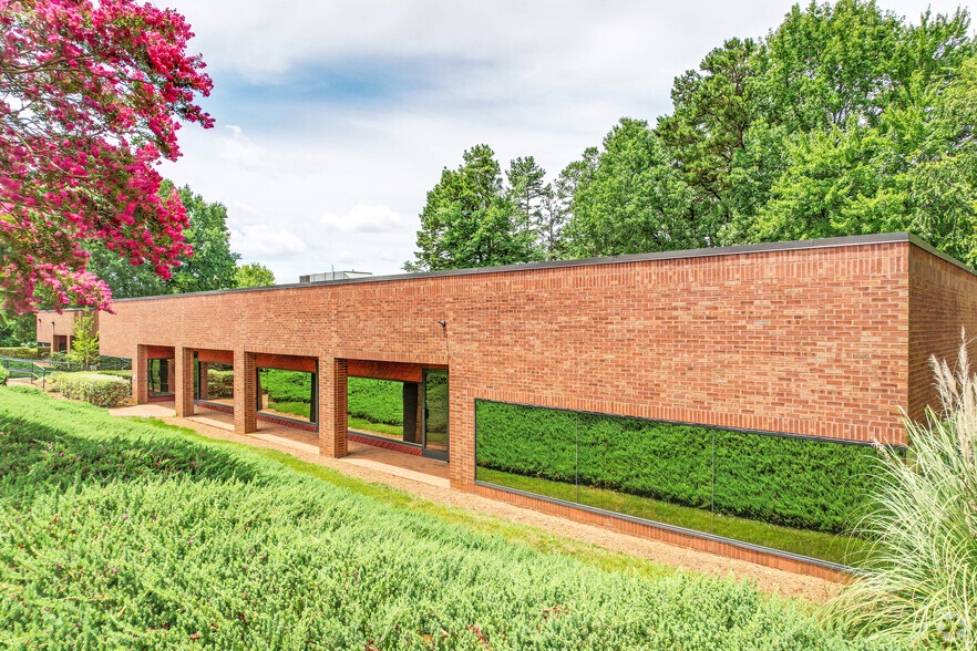 5715 Westpark Dr, Charlotte, NC à louer - Photo de l’immeuble – Image 1 sur 6