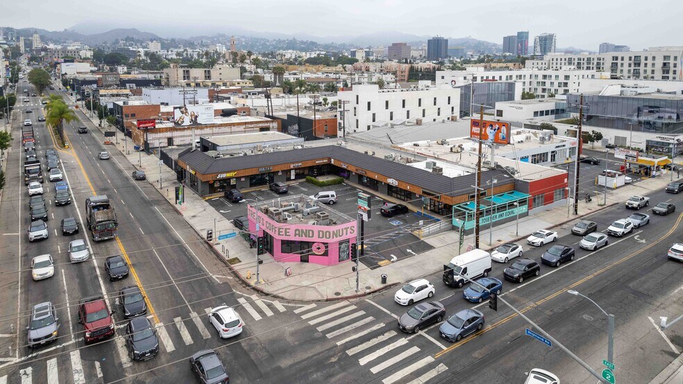 6775-6785 Santa Monica Blvd, Los Angeles, CA à louer - Photo de l’immeuble – Image 3 sur 40