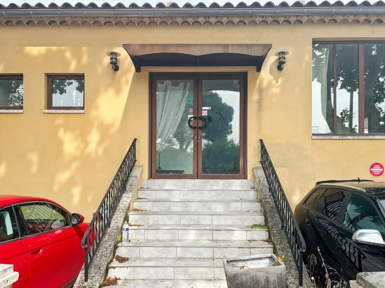 Local d'activités dans Saint-Rémy-de-Provence à vendre - Photo de l’immeuble – Image 3 sur 5