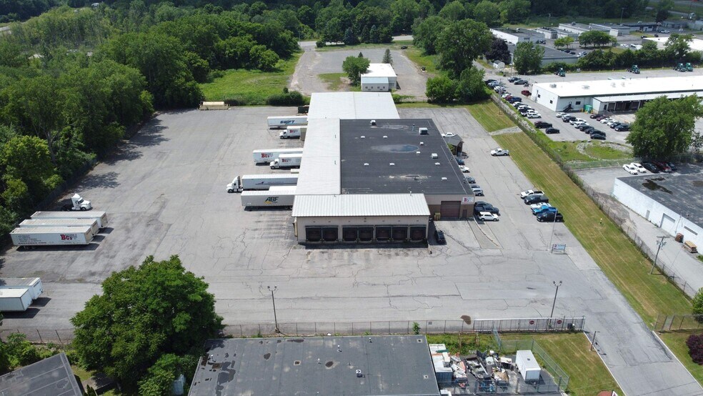 6713 Pickard Dr, Mattydale, NY à vendre - Photo de l’immeuble – Image 2 sur 13