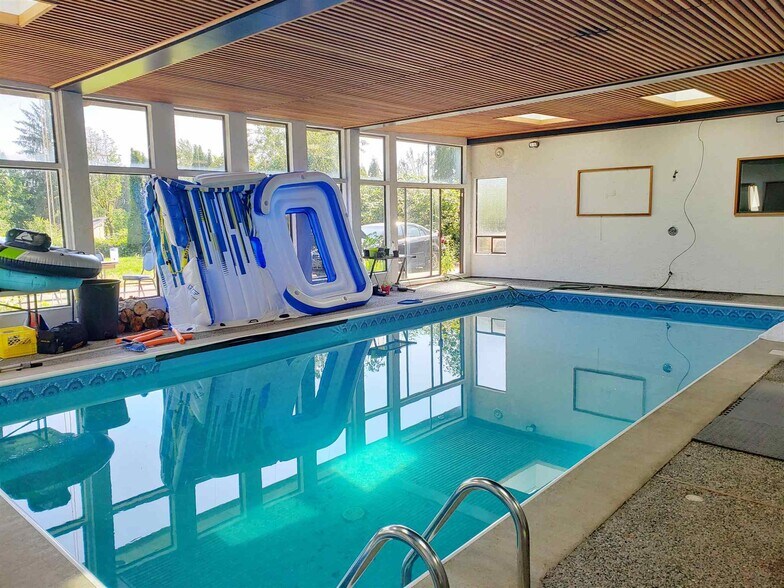 18148 92 Av, Surrey, BC à vendre - Photo principale – Image 3 sur 11