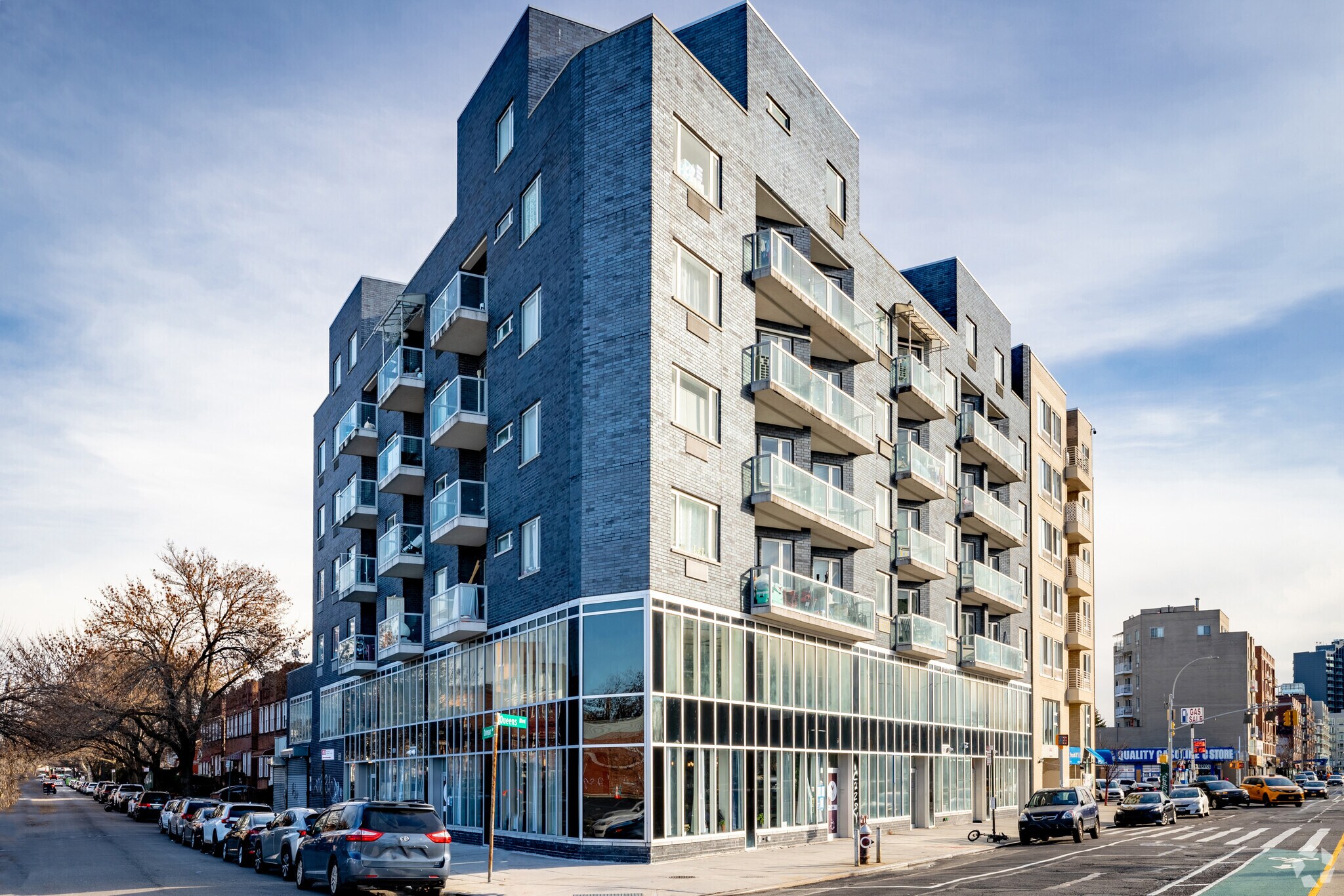 8105 Queens Blvd, Elmhurst, NY à louer Photo principale– Image 1 sur 7