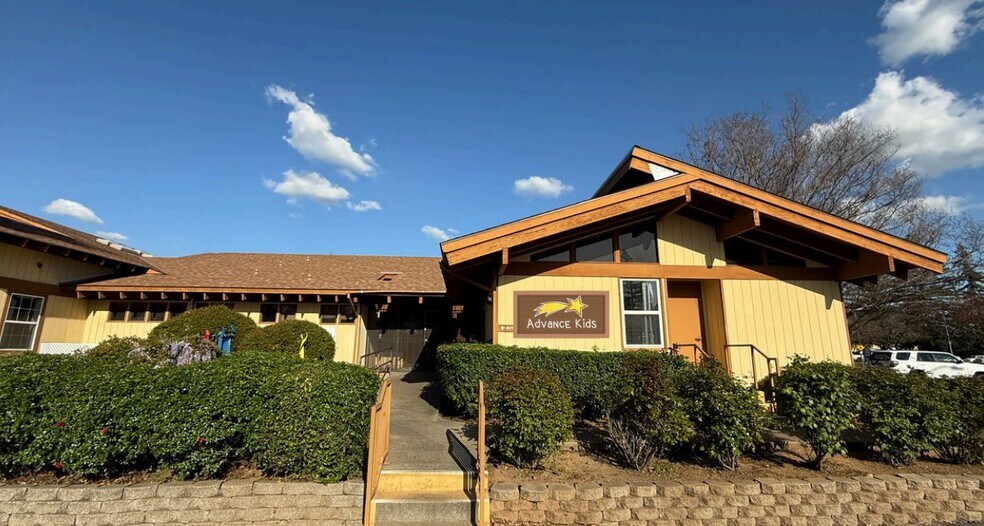 9755 Lincoln Village Dr, Sacramento, CA à louer - Photo de l’immeuble – Image 1 sur 11