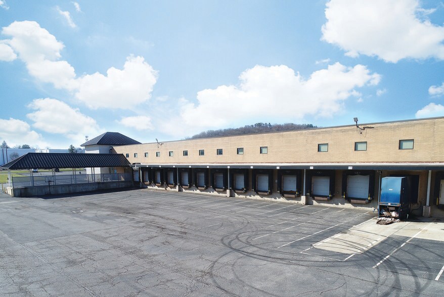 2250 Roswell Dr, Pittsburgh, PA à louer - Photo de l’immeuble – Image 2 sur 12