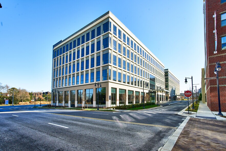 201 National Harbor Blvd, Oxon Hill, MD à louer - Photo de l’immeuble – Image 1 sur 8