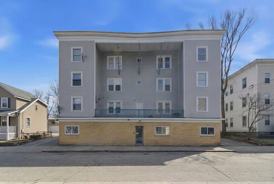 252 Front St, Woonsocket, RI à vendre - Photo principale – Image 1 sur 16