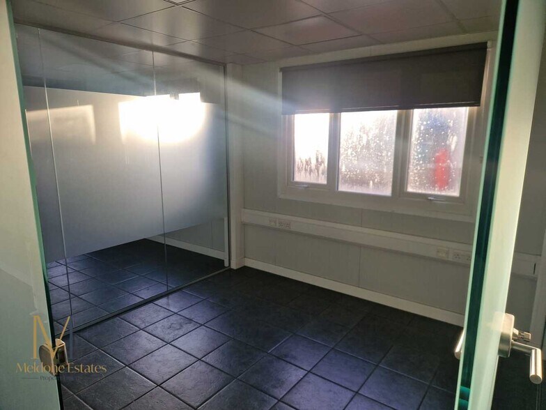 Unit R4 Offices, Northfleet Industrial Est, Lower Rd, Northfleet à louer - Photo de l’immeuble – Image 3 sur 5