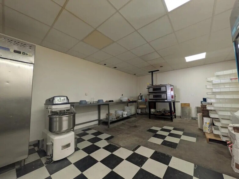 Local commercial dans Meyrargues à vendre - Photo de l’immeuble – Image 3 sur 9