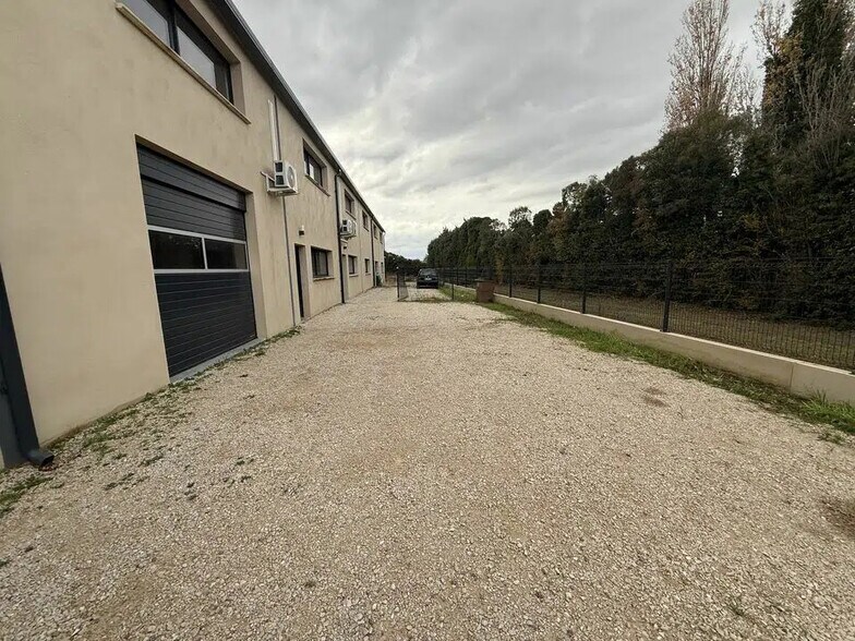 Local d’activités dans Le Thor à louer - Photo de l’immeuble – Image 3 sur 5