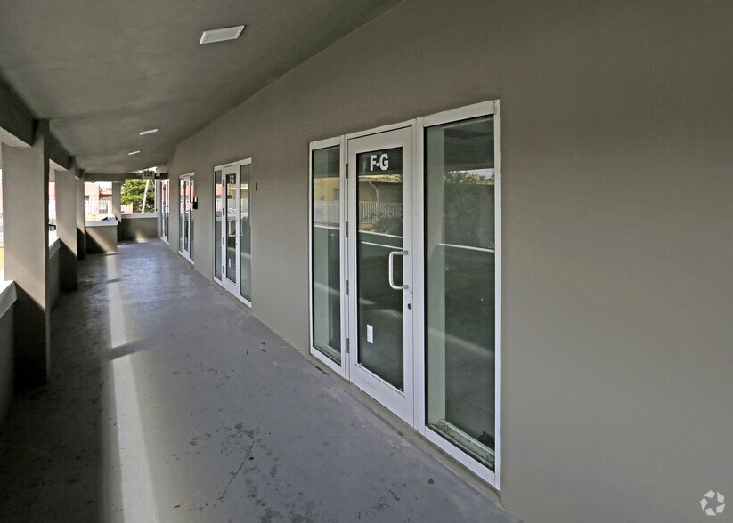 2301-2319 NW 7th St, Miami, FL à louer - Photo de l’immeuble – Image 3 sur 5