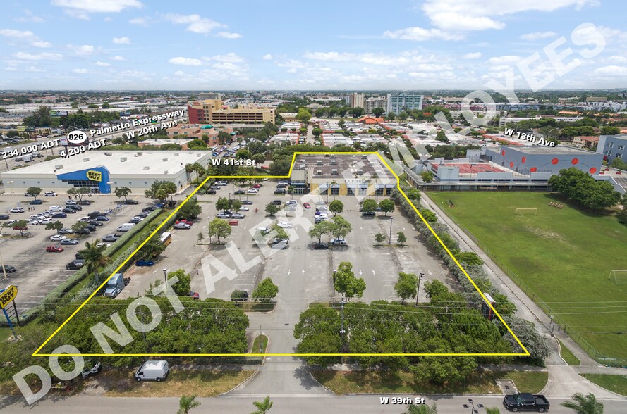 1901 W 39th St, Hialeah, FL à louer - Photo de l’immeuble – Image 1 sur 4