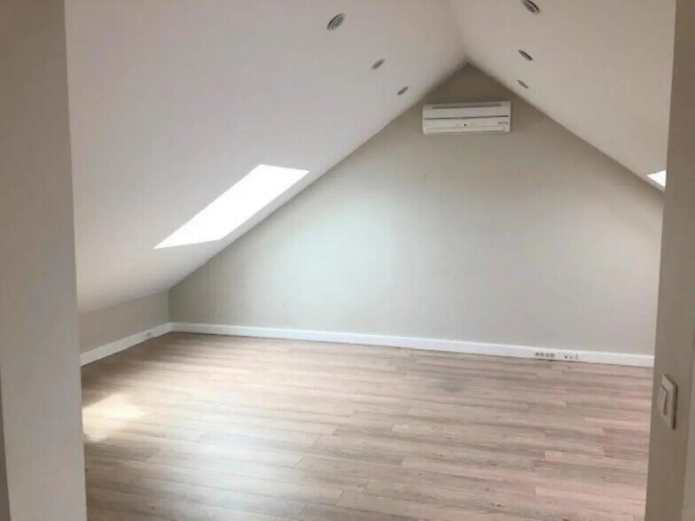 Bureau dans Saint-Nom-la-Bretèche à louer - Photo intérieure – Image 1 sur 4