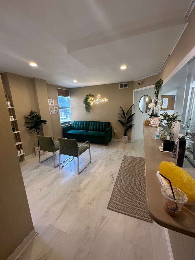 56 Doyer Ave, White Plains, NY 10605 - Lot 1E & 1 F - - Photo intérieure - Image 1 of 20