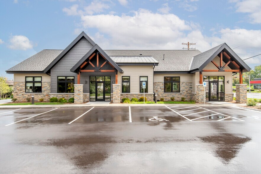 6810 W Layton Ave, Greenfield, WI à louer - Photo de l’immeuble – Image 3 sur 3