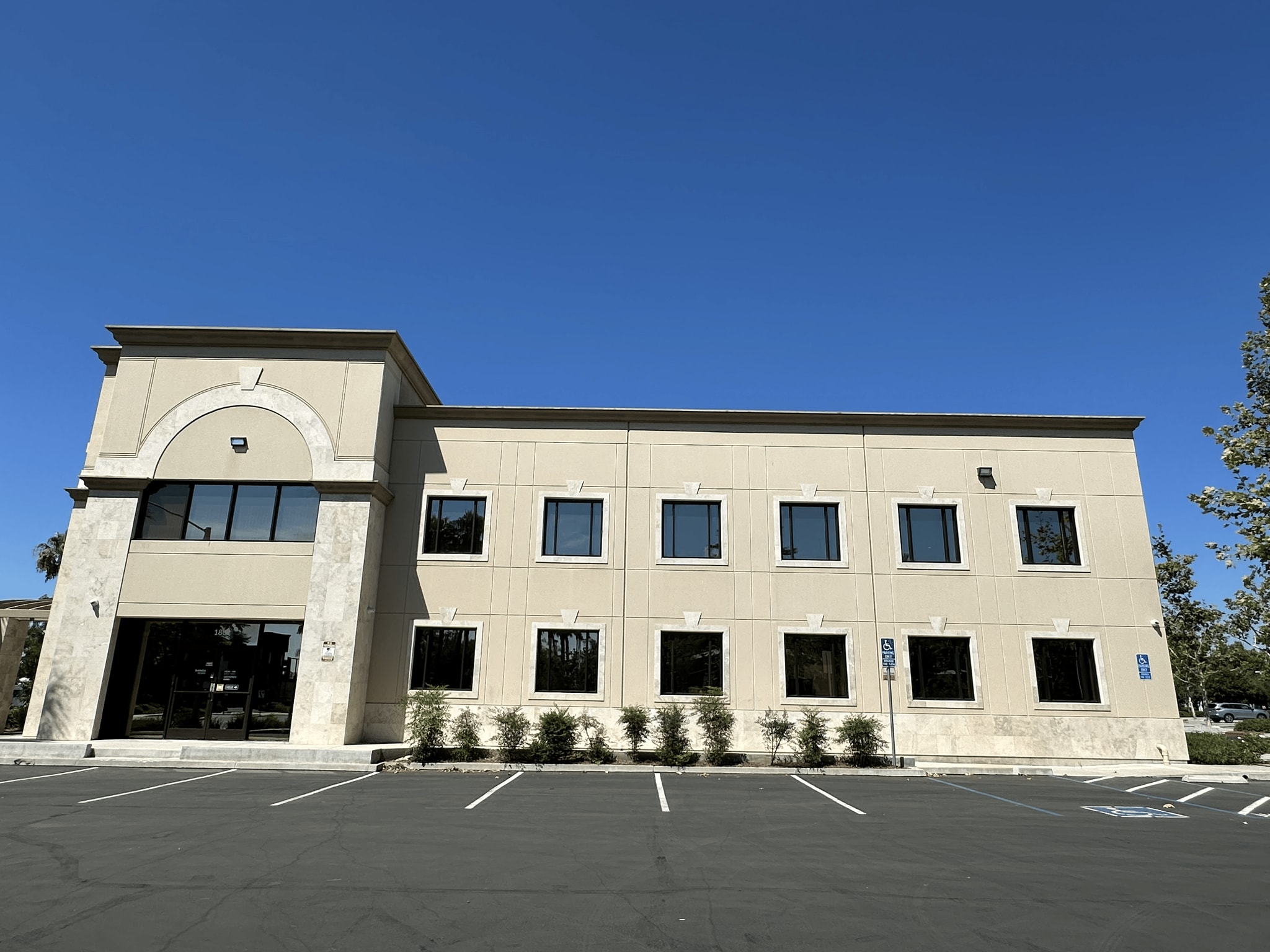 1801 E Holt Blvd, Ontario, CA à louer Photo principale– Image 1 sur 10