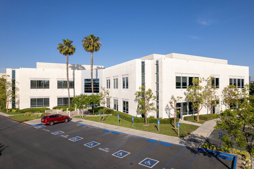 15825 Laguna Canyon Rd, Irvine, CA à louer - Photo de l’immeuble – Image 1 sur 18