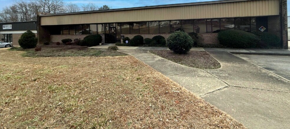 3404 Lake Woodard Dr, Raleigh, NC à vendre - Photo de l’immeuble – Image 3 sur 19