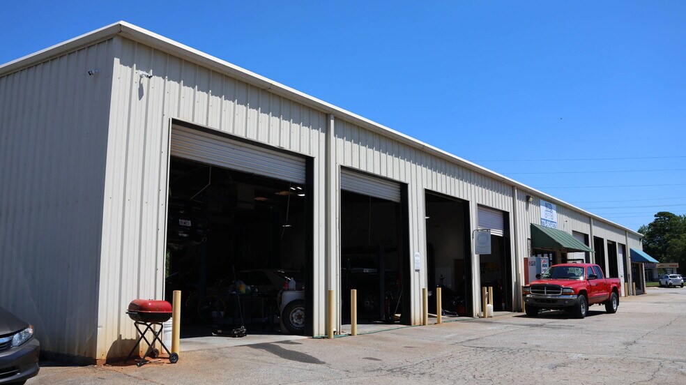 304 Buford Dr NE, Lawrenceville, GA à vendre - Photo de l’immeuble – Image 2 sur 5