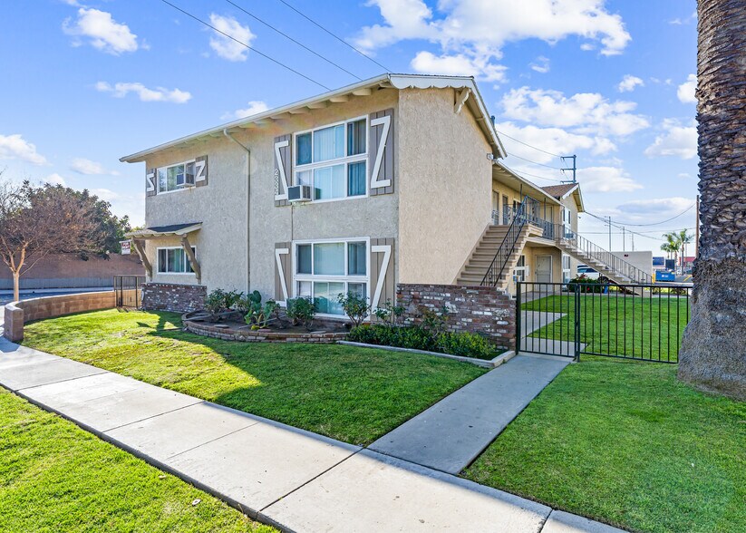 2334 E Santa Fe Ave, Fullerton, CA à vendre - Photo de l’immeuble – Image 1 sur 9