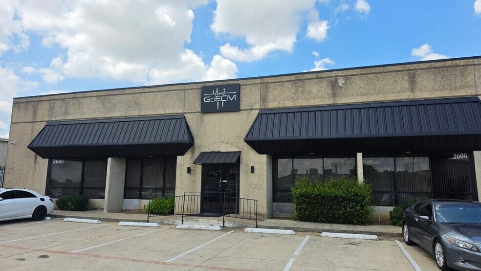 2606 W Marshall Dr, Grand Prairie, TX à louer - Photo de l’immeuble – Image 1 sur 17