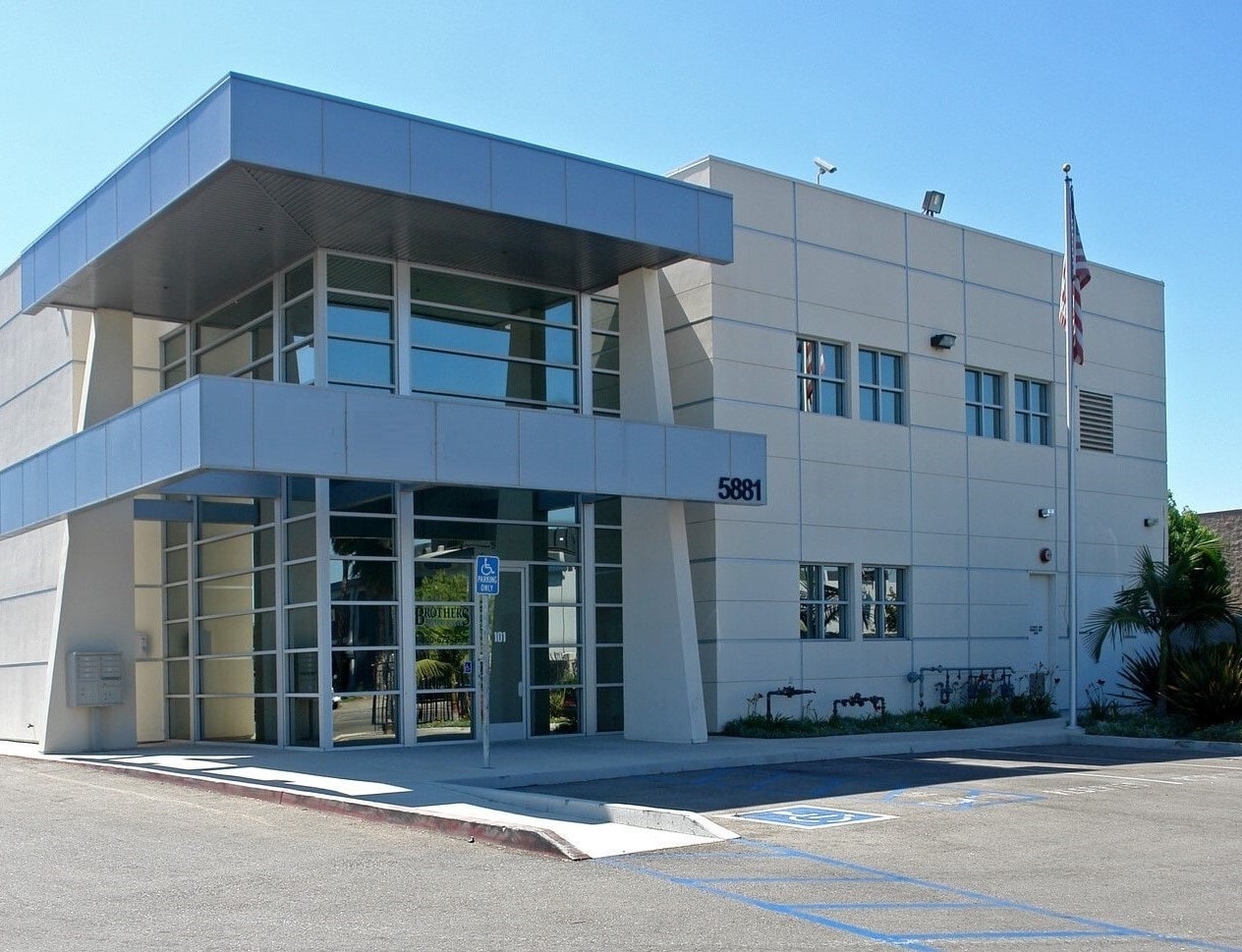 5881 Obispo Ave, Long Beach, CA à louer Photo principale– Image 1 sur 7