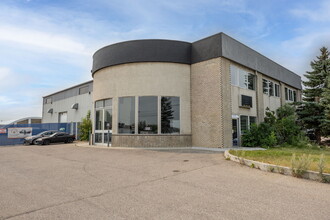 2341 20th Ave NE, Calgary, AB à louer Photo intérieure– Image 1 sur 12