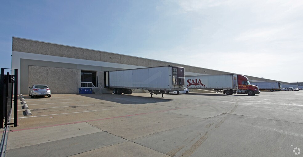 739-831 S Great Southwest Pky, Grand Prairie, TX à louer - Photo de l’immeuble – Image 2 sur 2