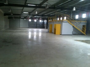 Local d’activités dans Vert-Saint-Denis à louer Photo de l’immeuble– Image 1 sur 3