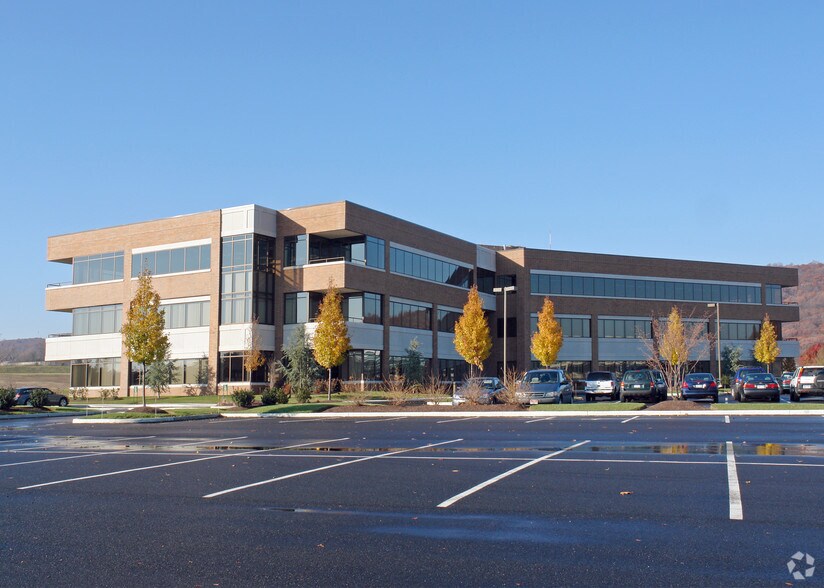 3701 Corporate Pky, Center Valley, PA à louer - Photo de l’immeuble – Image 3 sur 8