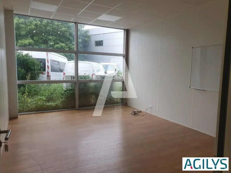 Local d’activités dans Champigny-sur-Marne à louer - Photo intérieure – Image 2 sur 10