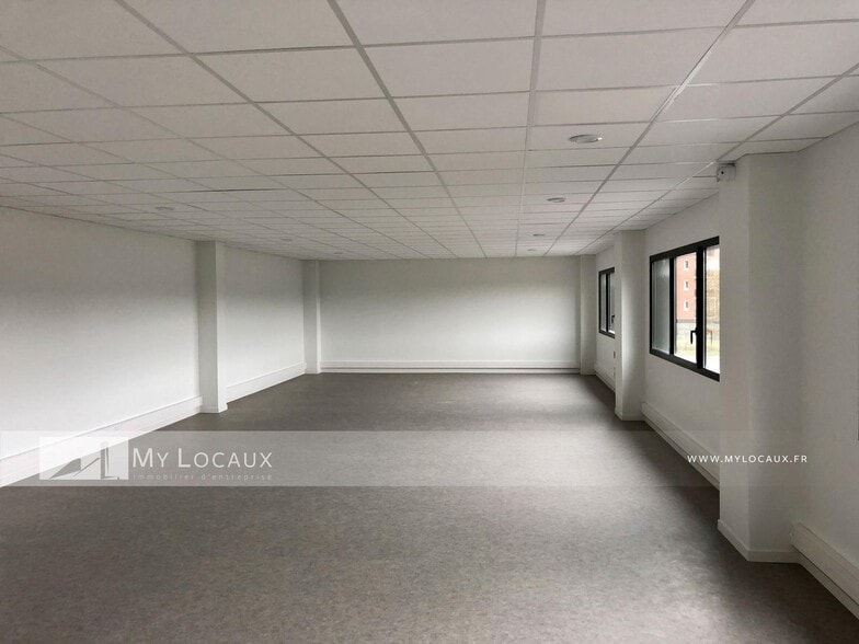 Local d’activités dans Le Thillay à louer - Photo intérieure – Image 2 sur 6