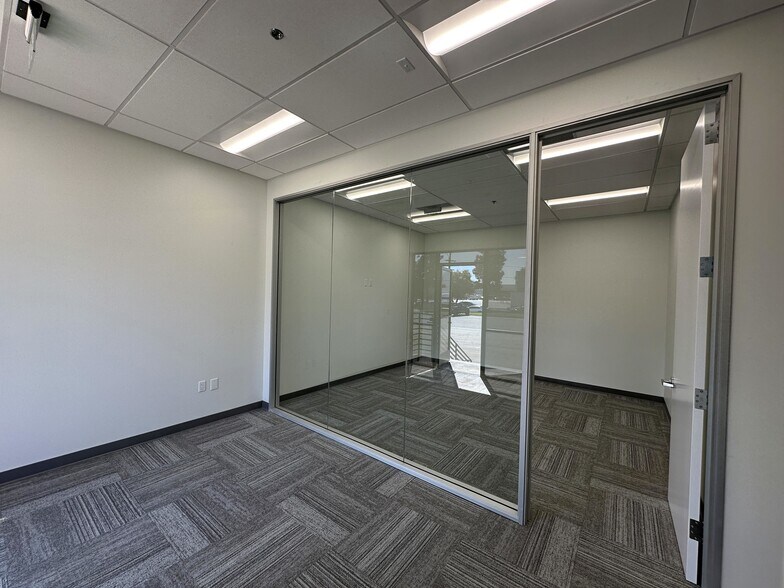 14385 Industry Cir, La Mirada, CA à louer - Photo de l’immeuble – Image 3 sur 3