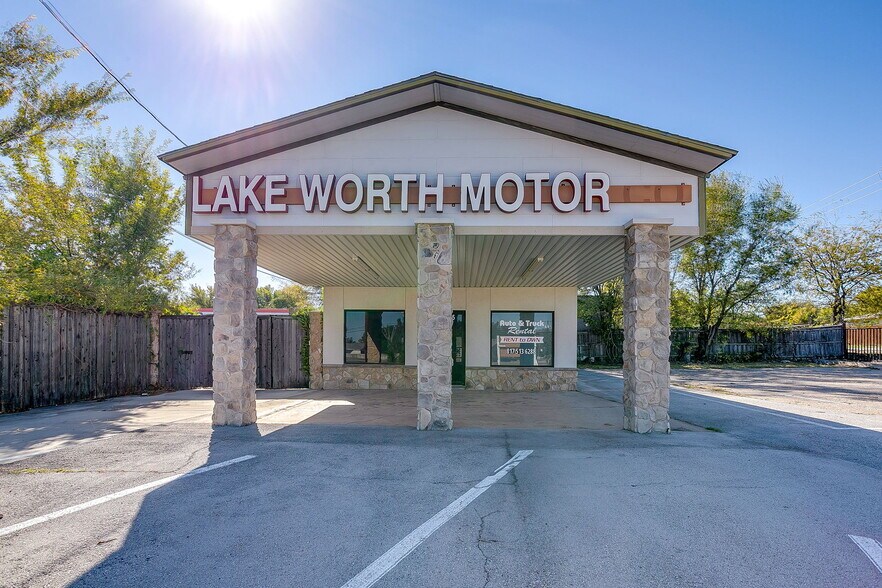 5715 Azle Ave, Fort Worth, TX à louer - Photo de l’immeuble – Image 2 sur 17