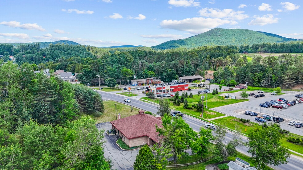 588 Lake Flower Ave, Saranac Lake, NY à louer - Photo de l’immeuble – Image 3 sur 7