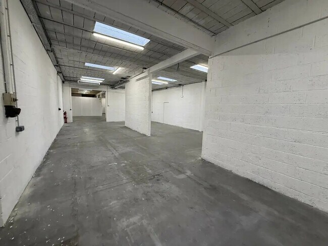 Plus de détails pour Local d'activités à louer