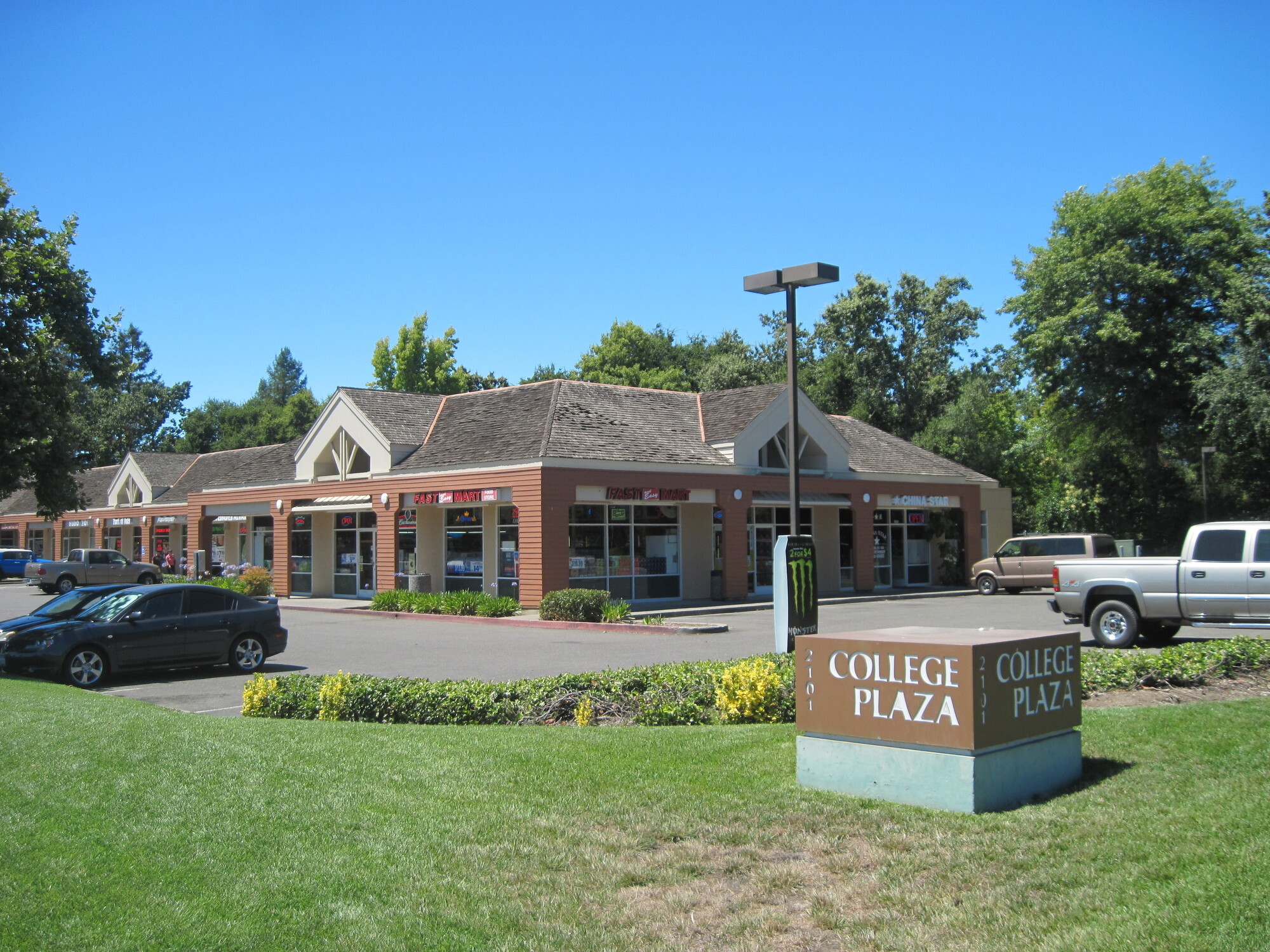 2101 W College Ave, Santa Rosa, CA à louer Photo principale– Image 1 sur 8