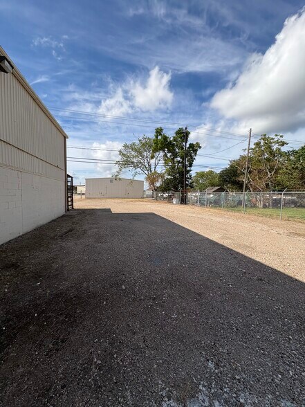 1809 Yellowstone St, Freeport, TX à louer - Photo de l’immeuble – Image 2 sur 9