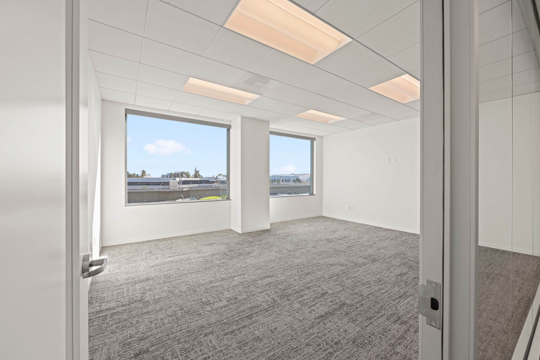 4270 Executive Sq, La Jolla, CA à louer Photo intérieure– Image 1 sur 2
