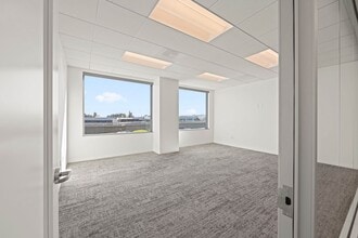 4270 Executive Sq, La Jolla, CA à louer Photo intérieure– Image 1 sur 2