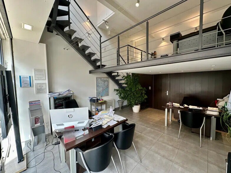 Local commercial dans Saint-Raphaël à vendre - Photo de l’immeuble – Image 1 sur 12