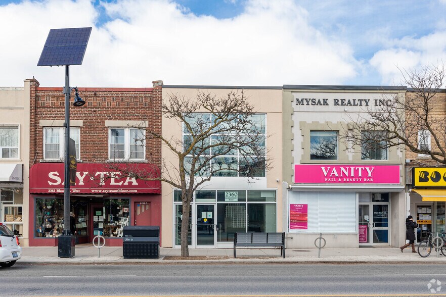 2360 Bloor St W, Toronto, ON à louer - Photo de l’immeuble – Image 2 sur 12