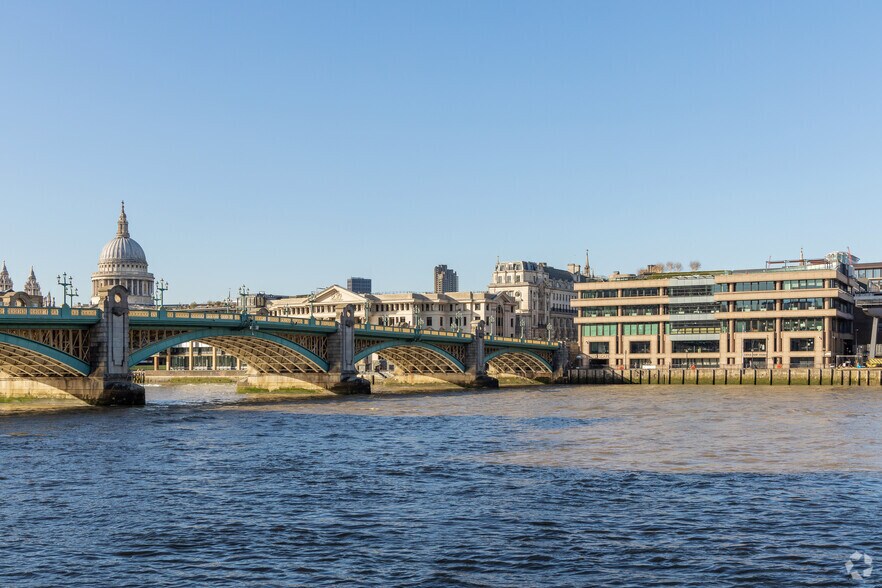 10 Queen Street Pl, Londres à louer - Photo de l’immeuble – Image 2 sur 16