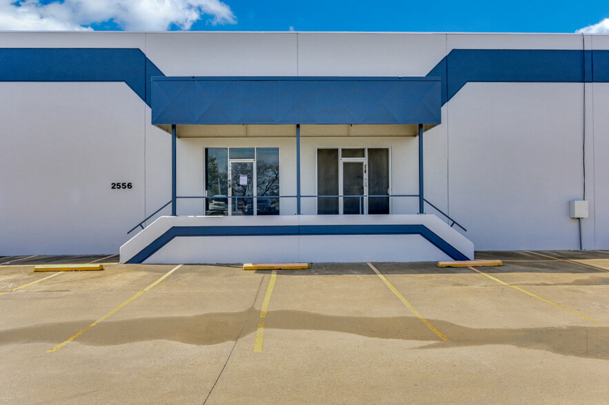 2556-2564 W Commerce St, Dallas, TX à louer - Photo de l’immeuble – Image 3 sur 4
