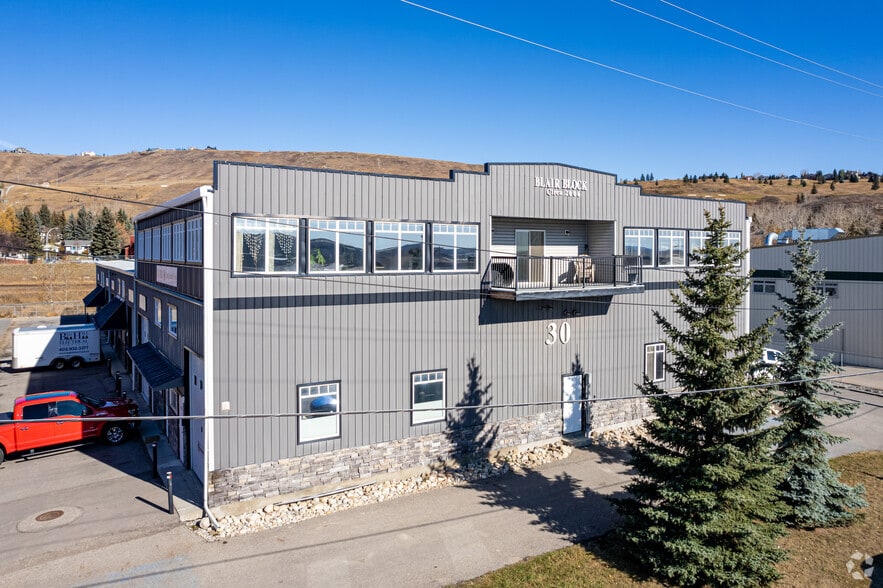 30 Griffin Ind Pt, Cochrane, AB à louer - Photo principale – Image 1 sur 6
