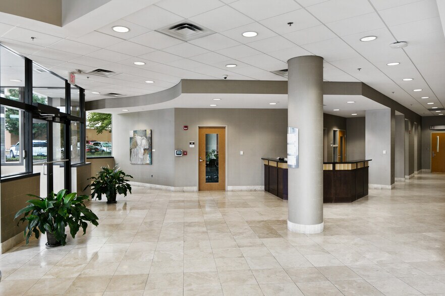 201 E Jefferson St, Louisville, KY à louer - Hall d’entrée – Image 3 sur 10