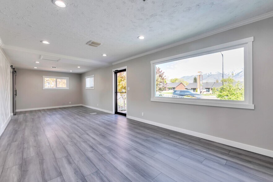 1857 N Hill Field Rd, Layton, UT à vendre - Photo de l’immeuble – Image 3 sur 25