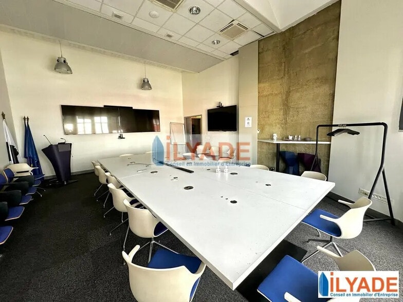 30 Boulevard Saade - Quai Lazaret, Marseille à louer - Photo de l’immeuble – Image 3 sur 11