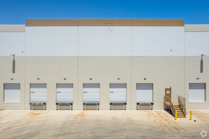 2300 S 51st Ave, Phoenix, AZ à louer - Photo de l’immeuble – Image 3 sur 6